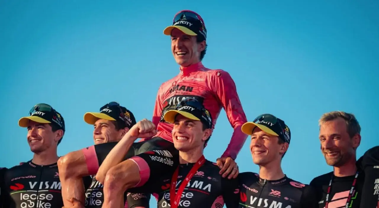 TvL riders hold Simon Yates aloft, having won the Giro d'Italia. Witness scenes like this during the TvL experience at Giro d'Italia 2026