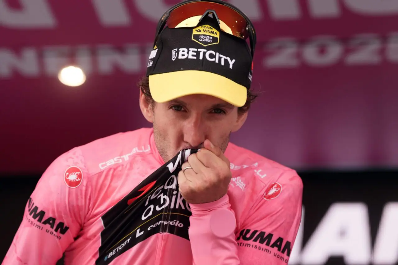 Simon Yates kisses the Team Visma | Lease a Bike badge at the conclusion of the Giro. We hope to see this again at the end of the Giro d'Italia 2026